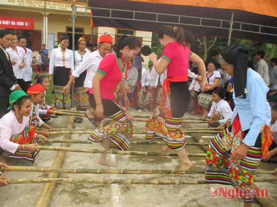 Phụ nữ Thái bản Cáng múa sạp trong Ngày hội Đại đoàn kết.
