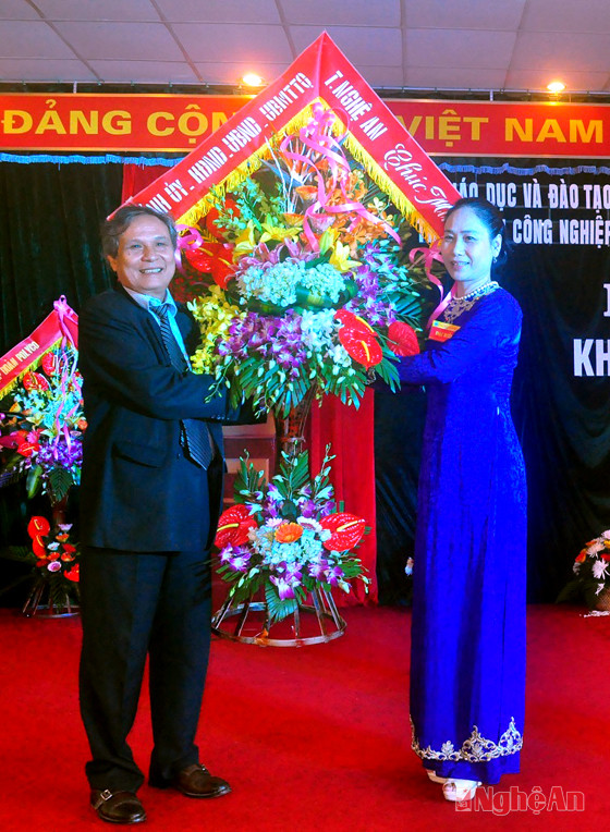 Tặng hoa của UBND tỉnh Nghệ An cho lãnh đạo nhà trường.