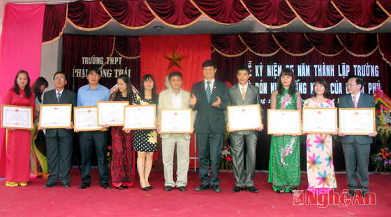 Các giáo viên có thành tích xuất sắc được nhận bằng khen của UBND tỉnh Nghệ An.