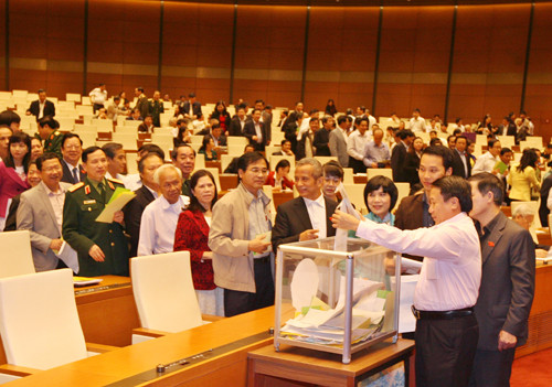Các đại biểu Quốc hội bỏ phiếu tín nhiệm sáng 15/11. Ảnh: TTXVN