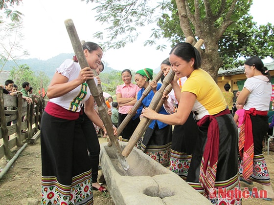 Các hoạt động văn hóa đậm đà bản sắc dân tộc diễn ra trong ngày hội tại bản Ná Xành, xã Tiền Phong. Ảnh: L.M.H