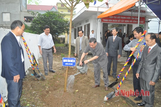 Đồng chí Lê Bá Hùng - Tỉnh ủy viên, Trưởng ban Tuyên giáo Tỉnh ủy trồng cây lưu niệm tại khuôn viên Hội quán khối Tân Hương, phường Quỳnh Thiện (TX Hoàng Mai). Ảnh: N.H