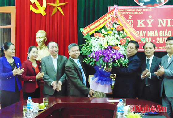 Đồng chí Lê Bá Hùng tặng hoa chúc mừng trường