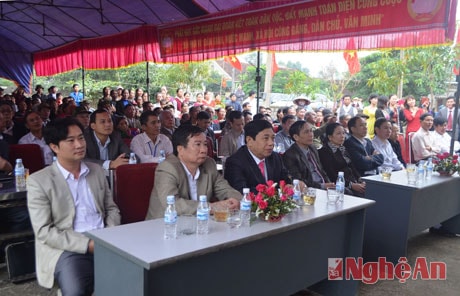 Các đồng chí lãnh đạo tỉnh, huyện Nghi Lộc và nhân dân xóm Thượng Thọ, xã Nghi Hoa tham dự ngày hội