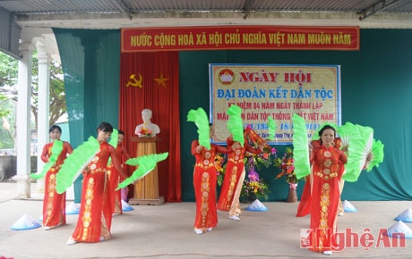 Tiết mục văn nghệ do dân nhân xóm biểu diễn 
