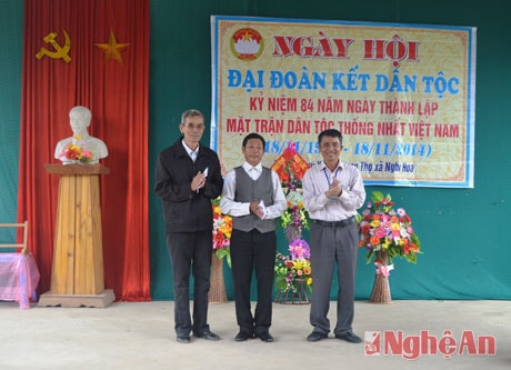 Trao quà cho các tập thể tiêu biểu của xóm