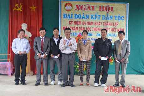 Trao quà cho các cá nhân tiêu biểu của xóm