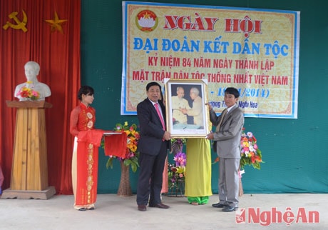 Đồng chí Nguyễn Xuân Đường trao quà cho xóm