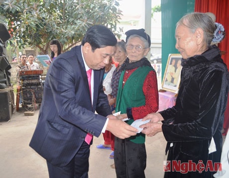 Đồng chí Nguyễn Xuân Đường trao quà cho các hộ khó khăn của xóm