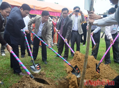 Đồng chí Nguyễn Xuân Đường trồng cây lưu niệm trong khuôn viên nhà văn hóa xóm