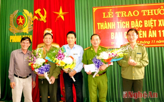 Lãnh đạo Công an Nghệ An và Sở Khoa học - Công nghệ Nghệ An tặng hoa chúc mừng.