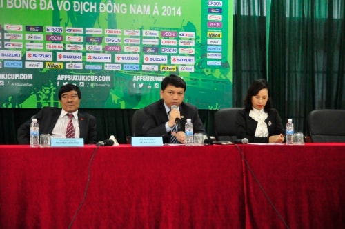 TTK VFF Lê Hoài Anh (giữa) trong buổi trao đổi với báo chí trước thềm AFF Suzuki Cup 2014