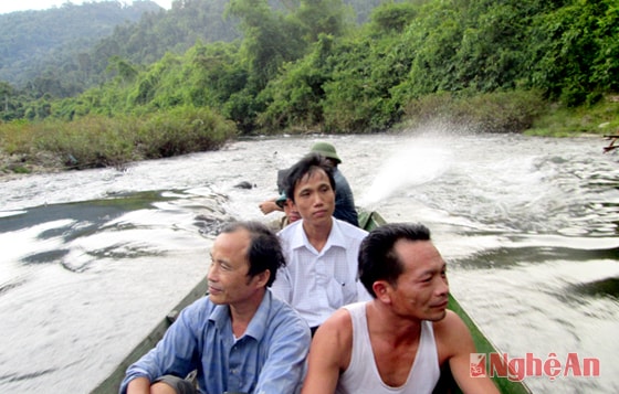 Đoàn công tác vận động vượt sông Giăng gần 3 tiếng đồng hồ để vào bản Khe Búng, Môn Sơn nơi thượng nguồn Khe khặng để vận động học sinh đến trường