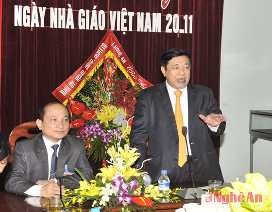 Đồng chí Nguyễn Xuân Đường phát biểu chúc mừng các thầy cô giáo