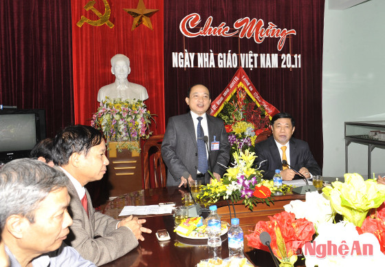 Đồng chí NGuyễn Thanh  Hiền Hiệu trưởng báo cáo với chủ tịch