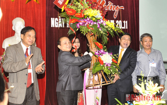 Chủ tịch tỉnh tặng hoa chuc mừng