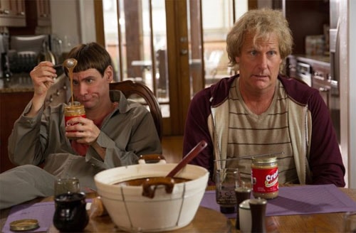 Jim Carrey (trái) cùng bạn diễn Jeff Daniels trong Dumb and Dumber To - Ảnh chụp trailer phim