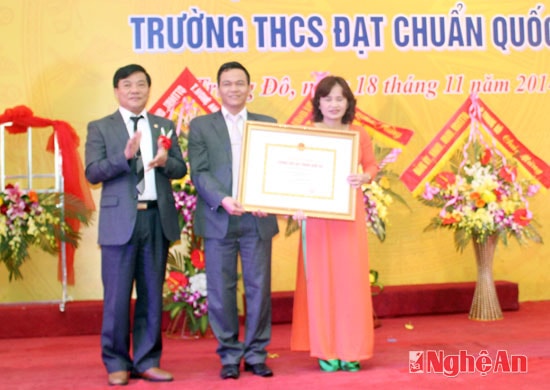 Đồng chí Võ Viêt Thanh- Ủy viên BTV Tỉnh ủy, Bí thư Thành ủy Vinh trao Bằng công nhận chuẩn quốc gia của UBND tỉnh cho trường THCS Trung Đô