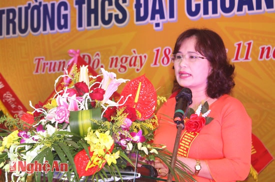 Cô Nguyễn Thị Ngọc Anh- Bí thư chi bộ, Hiệu trưởng Trường THCS Trung Đô báo cáo thành tích đạt chuẩn của trường