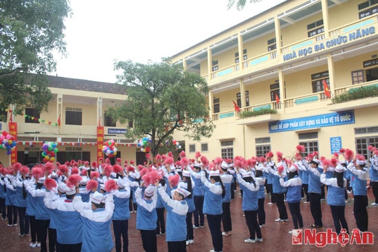 Học sinh trường THCS Trung Đô trình diễn màn múa hát tập thể chào mừng Ngày Nhà giáo Việt Nam 20-11 và đón nhận danh hiệu trường chuẩn quốc gia