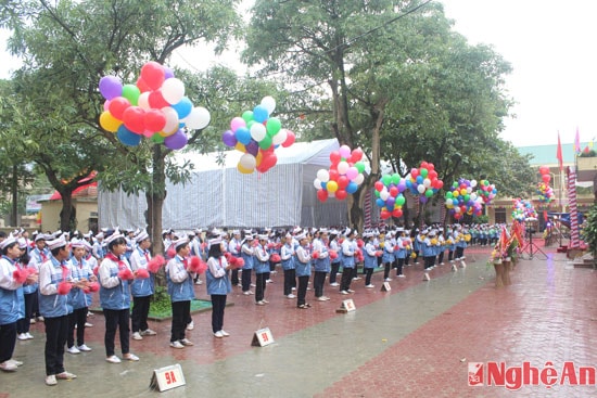 Các em học sinh trường THCS Trung Đô trình diễn màn múa hát tập thể chào mừng Ngày Nhà giáo Việt Nam 20-11 và đón nhận danh hiệu trường chuẩn quốc gia