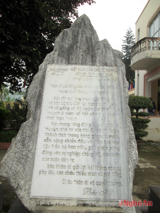 Thư Bác Hồ gửi đồng bào Quế Phong được khắc trong tượng đá, trưng bày tại UBND huyện.