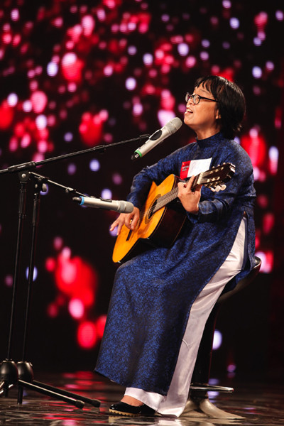 Cô giáo Dương Thị Quỳnh Mai trình diễn ca khúc 