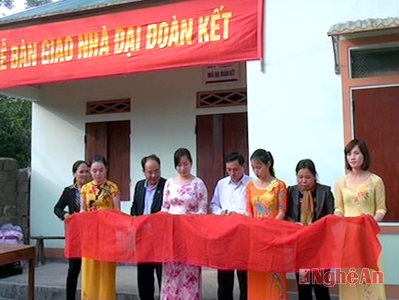  Lễ cắt băng khánh thành nhà Đại đoàn kết cho gia đình bà Nguyễn Thị Xuân