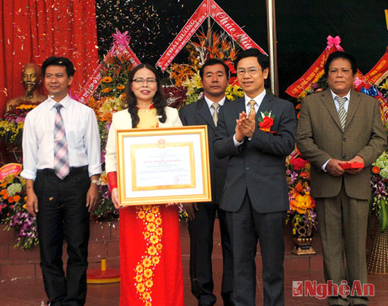 Đồng chí Nguyễn Xuân Sơn trao Huân chương Lao động hạng Nhất của Chủ tịch nước 