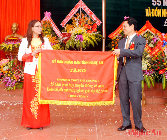 Trao Bức trướng của UBND tỉnh Nghệ An cho tập thể Trường THPT Đô Lương 1