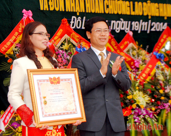 Trao Huân chương Lao động hạng Ba và danh hiệu Nhà giáo Ưu tú cho cô giáo Nguyễn Thị Kiều Hương, hiệu trưởng Nhà trường