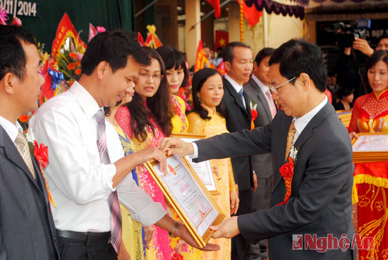 Trao Bằng khen của UBND tỉnh Nghệ An cho 9 thầy cô giáo Trường THPT Đô Lương 1