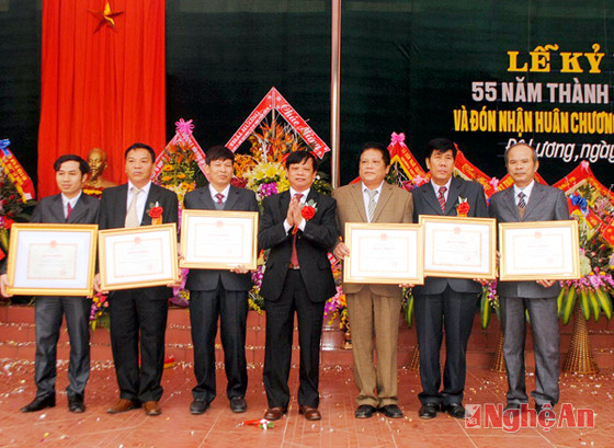 Đại diện Sở Giáo dục và Đào tạo tỉnh Nghệ An trao bằng khen của Bộ Giáo dục và Đào tạo cho 6 thầy giáo