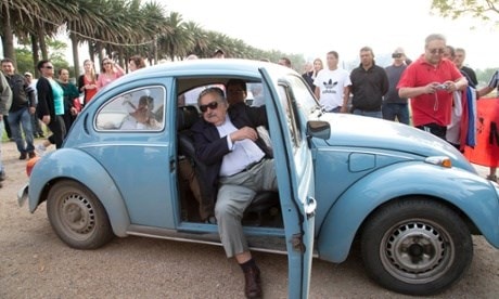 Tổng thống Uruguay José Mujica cùng chiếc xe Volkswagen cũ kỹ của ông 