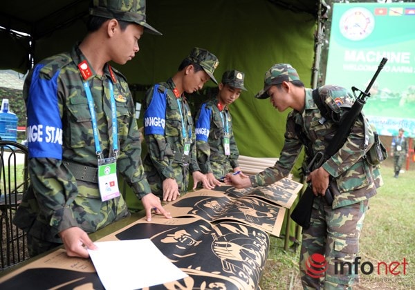 Ký xác nhận vào bia bắn.