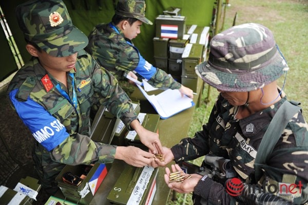 Nhận đạn từ Ban tổ chức