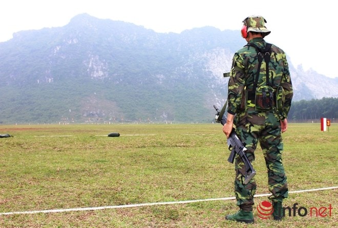 Trong nội dung bắn súng trường, các xạ thủ sẽ tranh tài bắn bia ở các cự ly, xa nhất là 400m. Trong ảnh là xạ thủ Việt Nam chuẩn bị thi đấu. 