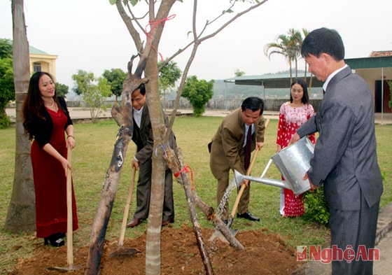 Đồng chí Hồ Ngọc Sỹ trồng cây lưu niệm trong khuôn viên nhà trường.