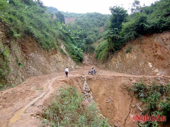 Con đường vào bản Cà Moong đầy khó khăn, trắc trở.