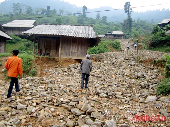 Hàng trăm tấn đất đá tràn vào khắp bản.