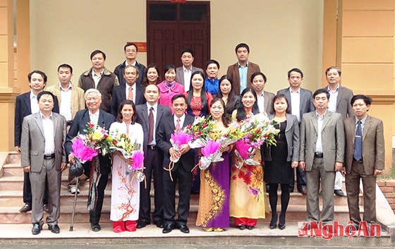 lãnh đạo Huyện ủy, UBND, Phòng GD&ĐT Nam Đàn chụp ảnh lưu niệm cùng các nhà giáo tiêu biểu