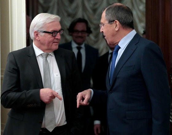  Ngoại trưởng Đức Frank- Walter Steinmeier (trái) gặp Ngoại trưởng Nga Russia’s Sergey Lavrov.