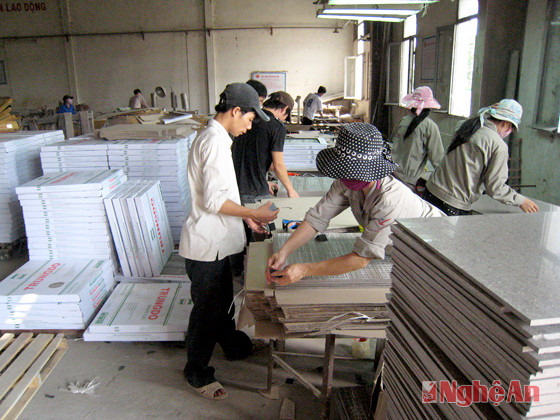 Đóng gói sản phẩm tại Nhà máy Gạch Granite Trung ĐôẢnh: Nguyễn Hải