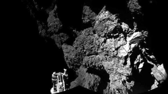 Tàu đổ bộ Philae của châu Âu đáp xuống bề mặt sao chổi 67P/Churyumov–Gerasimenko.