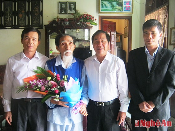 Lãnh đạo huyện Quỳnh Lưu chức mừng thầy giáo Hồ Đình Tá, xã Quỳnh Đôi - Quỳnh Lưu