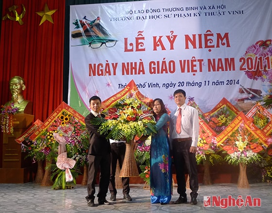 Đồng chí Hoàng Thị Minh Phương - Tiến sỹ, Hiệu trưởng, thay mặt tập thể giáo viên nhận hoa và lời tri ân của các em sinh viên