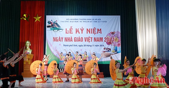 Văn nghệ chào mừng buổi lễ