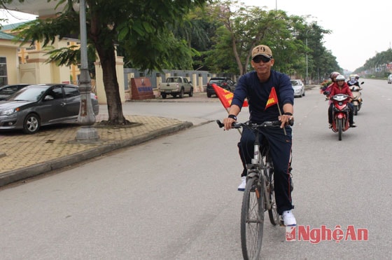 Vũ Đức Dương đạp xe xuyên Việt để ủng hộ người nghèo