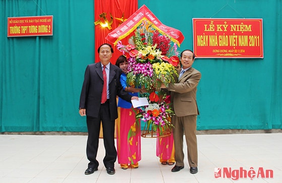 Thay mặt thầy cô giáo trong trường, Hiệu trưởng trường THPT Tương Dương nhận hoa từ lãnh đạo tỉnh