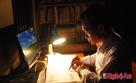 Thầy giáo Hồ Mạnh Hùng - giáo viên trường Tiểu học Cầu Giát Quỳnh Lưu - giáo viên dạy giỏi cấp tỉnh soạn giáo án.Ảnh: Trần tố